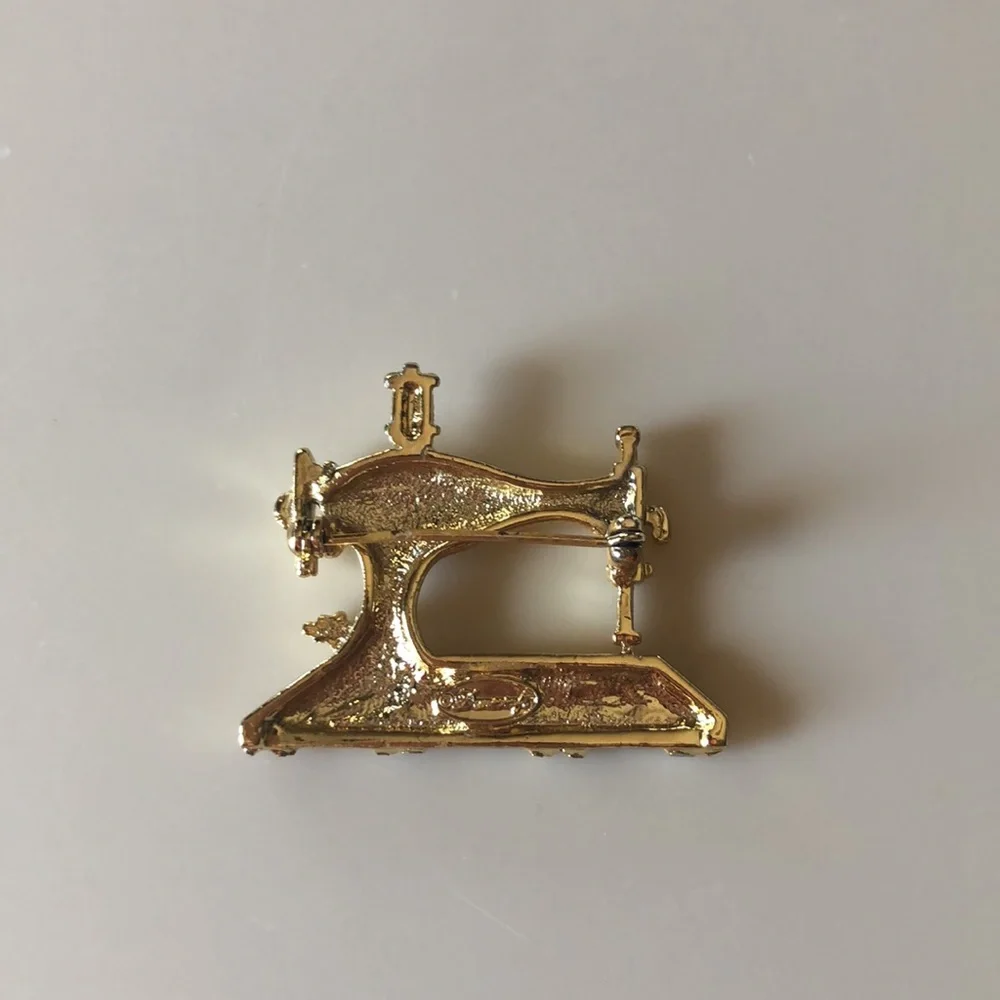 Danecraft Vintage Sewing Machine Broach Gold Color - Picture 2 of 3